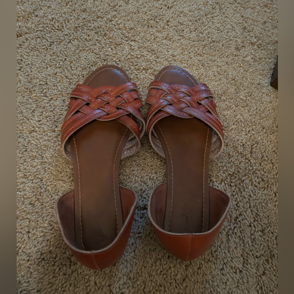Universal Thread Sandals